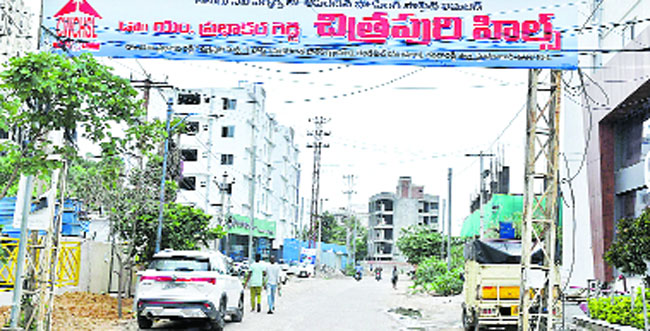 సినిమాపురి.. కబ్జాయే మరి!