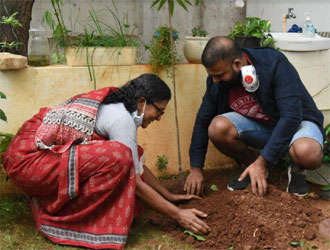 గ్రీన్ ఇండియా ఛాలెంజ్‌లో తల్లి గీతా భాస్కర్‌తో తరుణ్