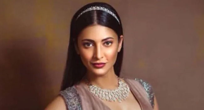 స్క్రిప్ట్ రాస్తున్న శృతి హాసన్..మరి డైరెక్షన్..?