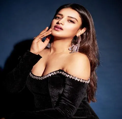 Nidhhi Agerwal: బ్లాక్ డ్రెస్‌ అందాలతో మెస్మరైజ్ చేసిన నిధి అగర్వాల్