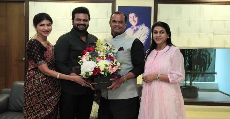 Manchu: మంత్రి కోమటిరెడ్డిని కలిసిన మంచు లక్ష్మి, మనోజ్.. అందుకోసమేనా?