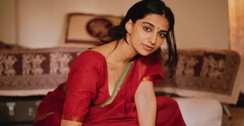 [Image: Meenakshi_6ae6664228_V_jpg--799x414-4g.webp]