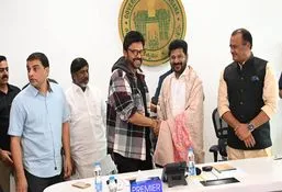 సీఎం రేవంత్ రెడ్డితో సినీ ప్రముఖులు.. వీడియో చూశారా