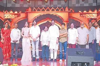 Pawan Kalyan Stands: అన్నం పెట్టిన పరిశ్రమకు అండగా ఉంటా