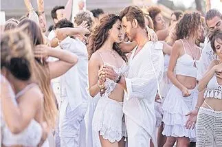Hrithik Roshan: యుద్ధంలో ప్రణయం