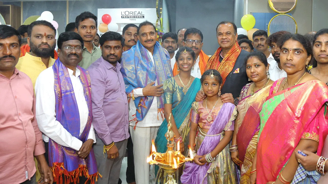 కొండాపూర్‌లో.. ఫ్యామిలీ సెలూన్‌ ని ప్రారంభించిన మంత్రి కోమటిరెడ్డి