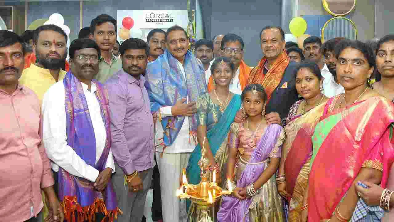 కొండాపూర్‌లో.. ఫ్యామిలీ సెలూన్‌ ని ప్రారంభించిన మంత్రి కోమటిరెడ్డి