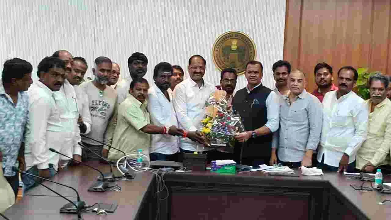 Komatireddy Venkat Reddy: షూటింగ్స్‌ ఆపేయడం కరెక్ట్‌ కాదు.. ఇష్యూ క్లోజ్‌ అవ్వాలి..
