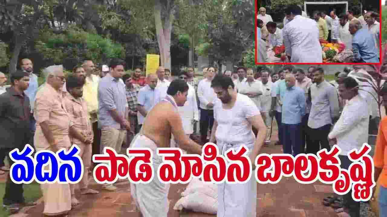 Nandamuri Balakrishna : నందమూరి పద్మజ అంతిమయాత్ర.. పాడె ప‌ట్టిన బాల‌కృష్ణ‌