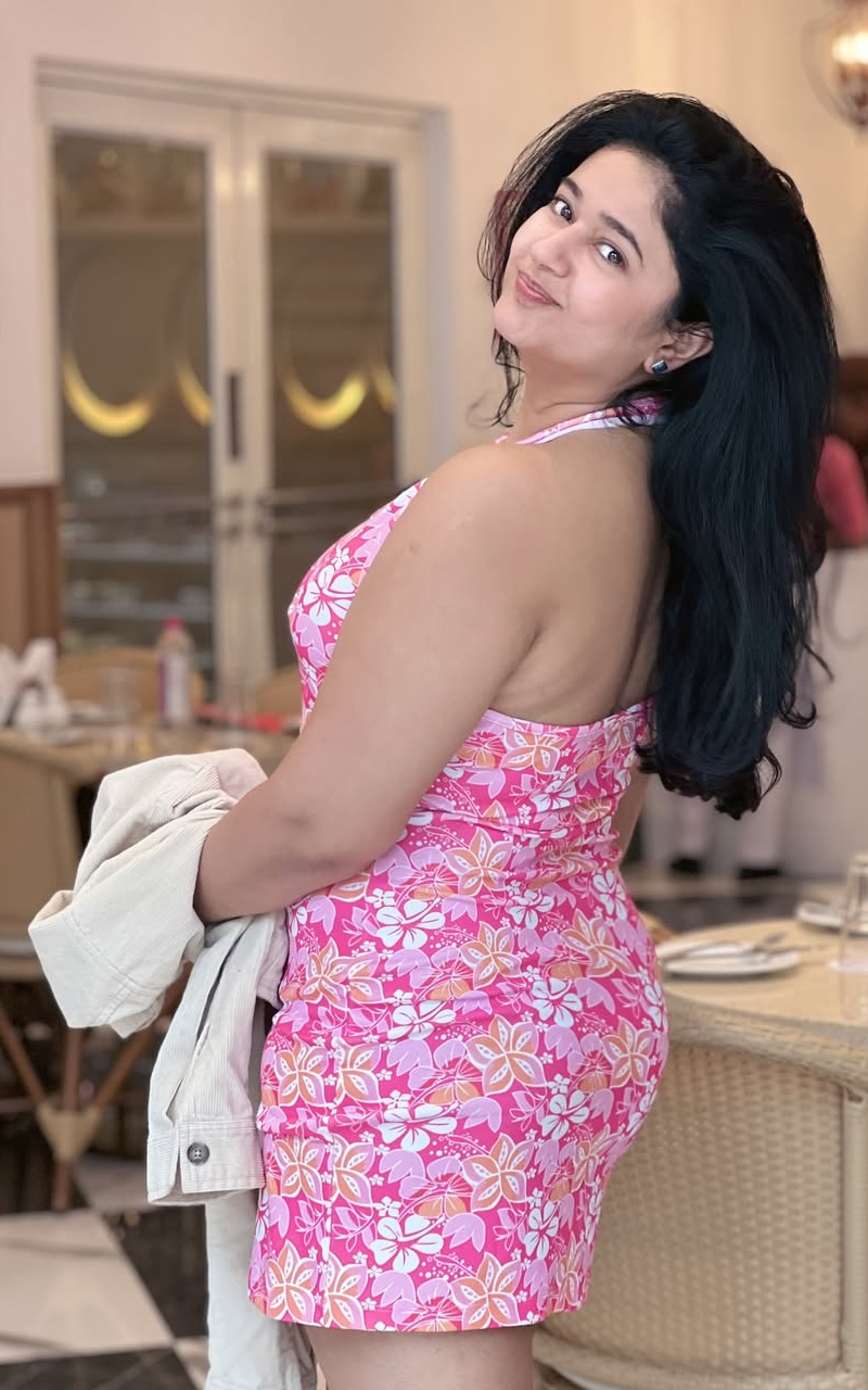  పింక్ కలర్ డ్రెస్ లో పిచ్చెక్కిస్తున్న బొద్దు భామ పూనమ్