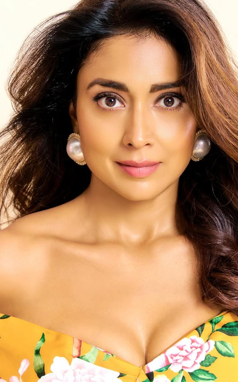 Shriya Saran: ఎద అందాలను వంగి మరీ చూపిస్తూ రెచ్చగొడుతున్న మిరాయ్ బ్యూటీ
