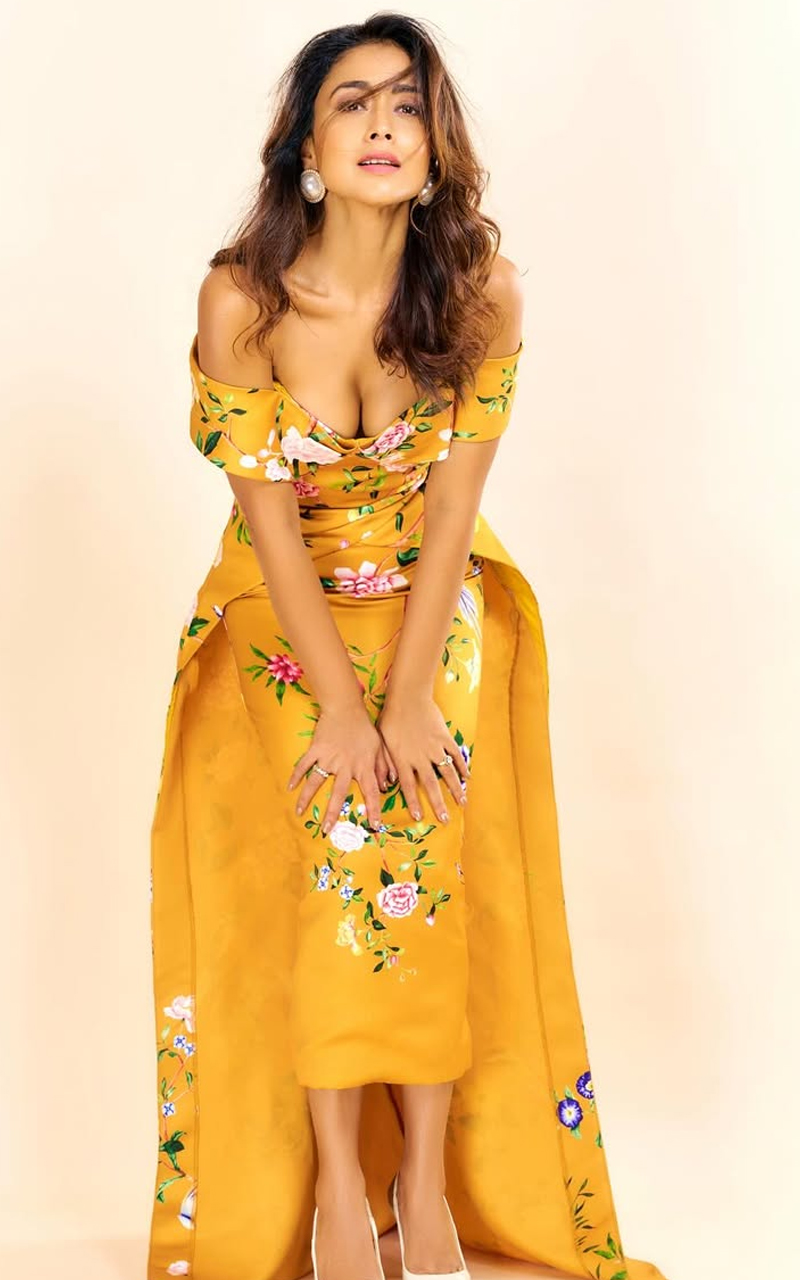Shriya Saran: ఎద అందాలను వంగి మరీ చూపిస్తూ రెచ్చగొడుతున్న మిరాయ్ బ్యూటీ