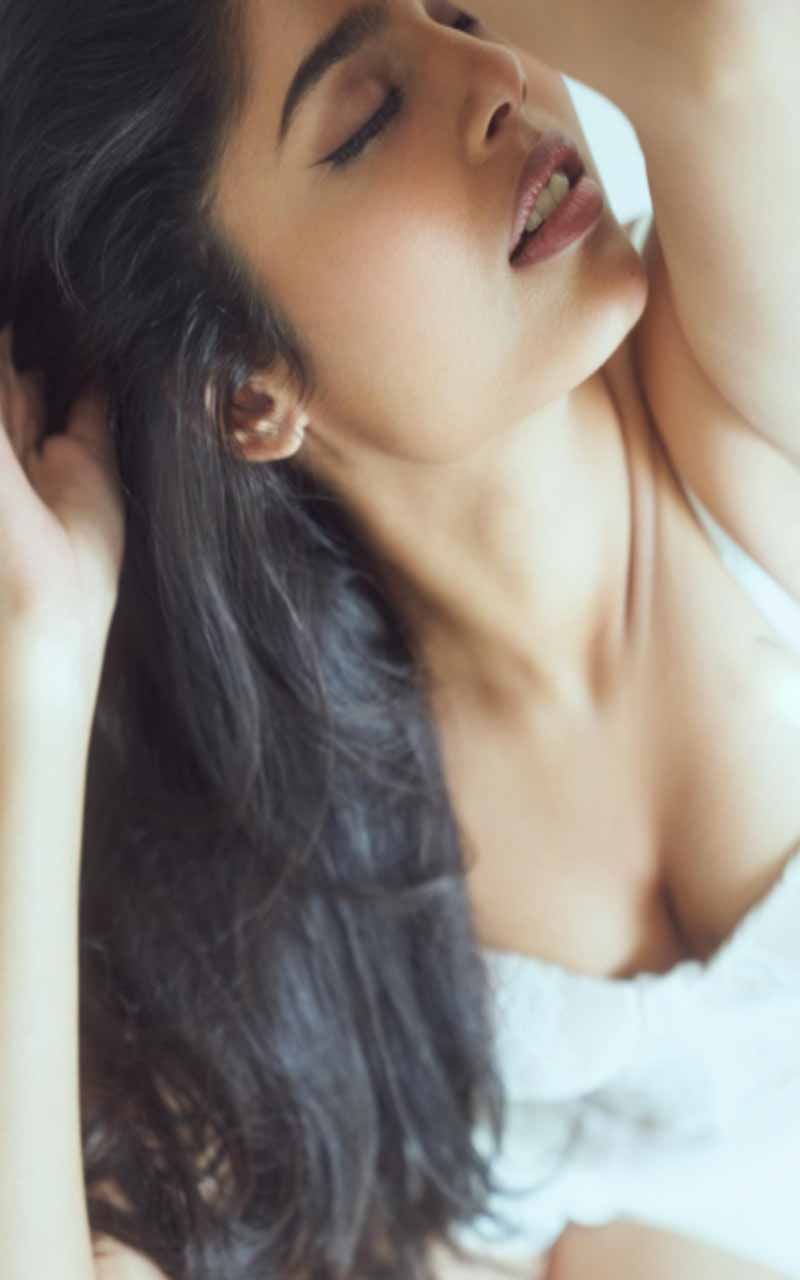 Faria Abdullah: రోజురోజుకు రెచ్చిపోతున్న ఫరియా.. క్లివేజ్ షోతో కిక్కెక్కిస్తోందిగా