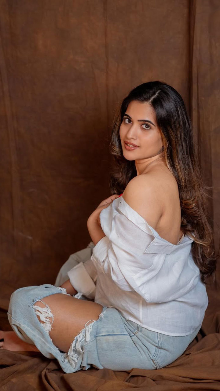 Sravanthi Chokarapu: తెలుగు యాంక‌ర్.. చొక్కా విప్పి మ‌రీ రెచ్చిపోయిందిగా