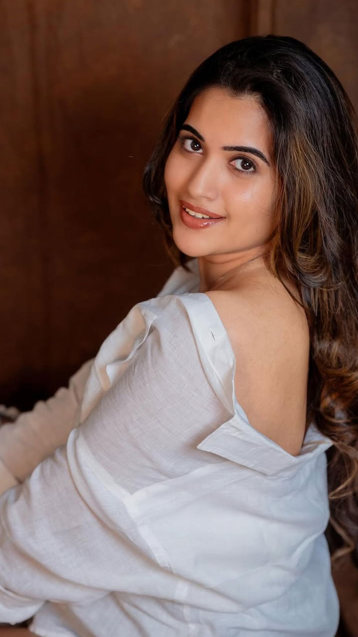 Sravanthi Chokarapu: తెలుగు యాంక‌ర్.. చొక్కా విప్పి మ‌రీ రెచ్చిపోయిందిగా