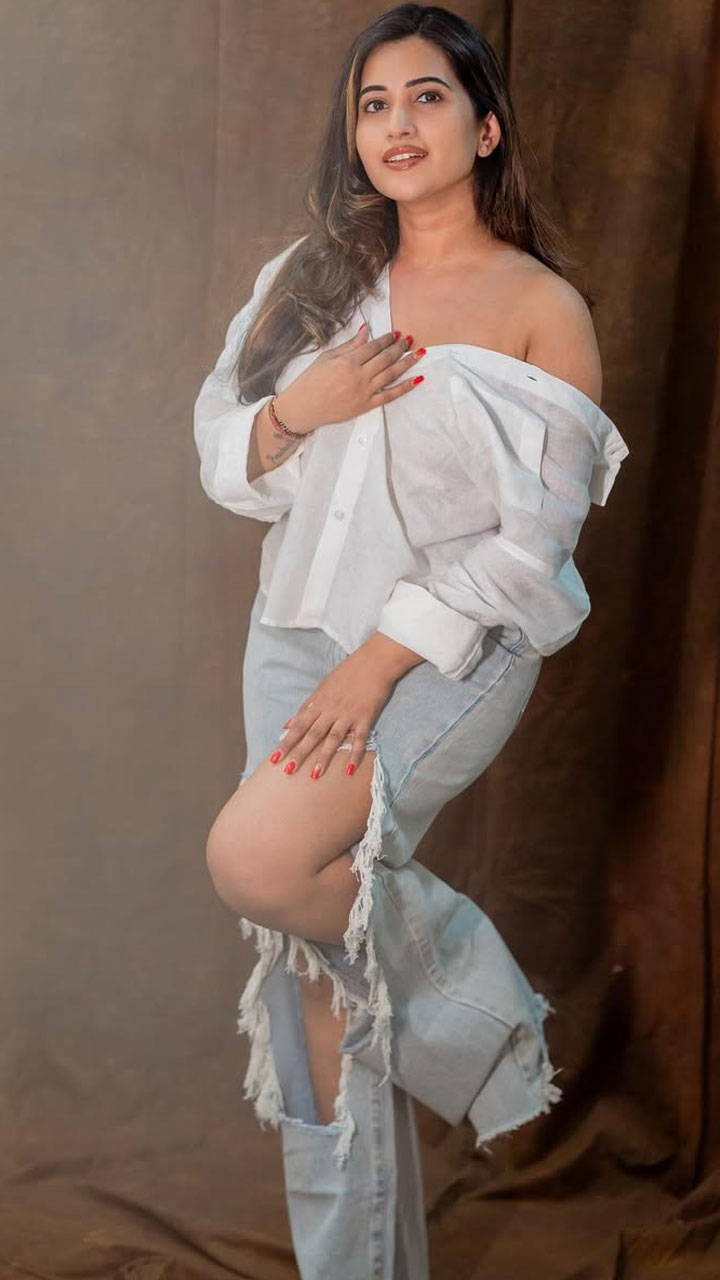 Sravanthi Chokarapu: తెలుగు యాంక‌ర్.. చొక్కా విప్పి మ‌రీ రెచ్చిపోయిందిగా