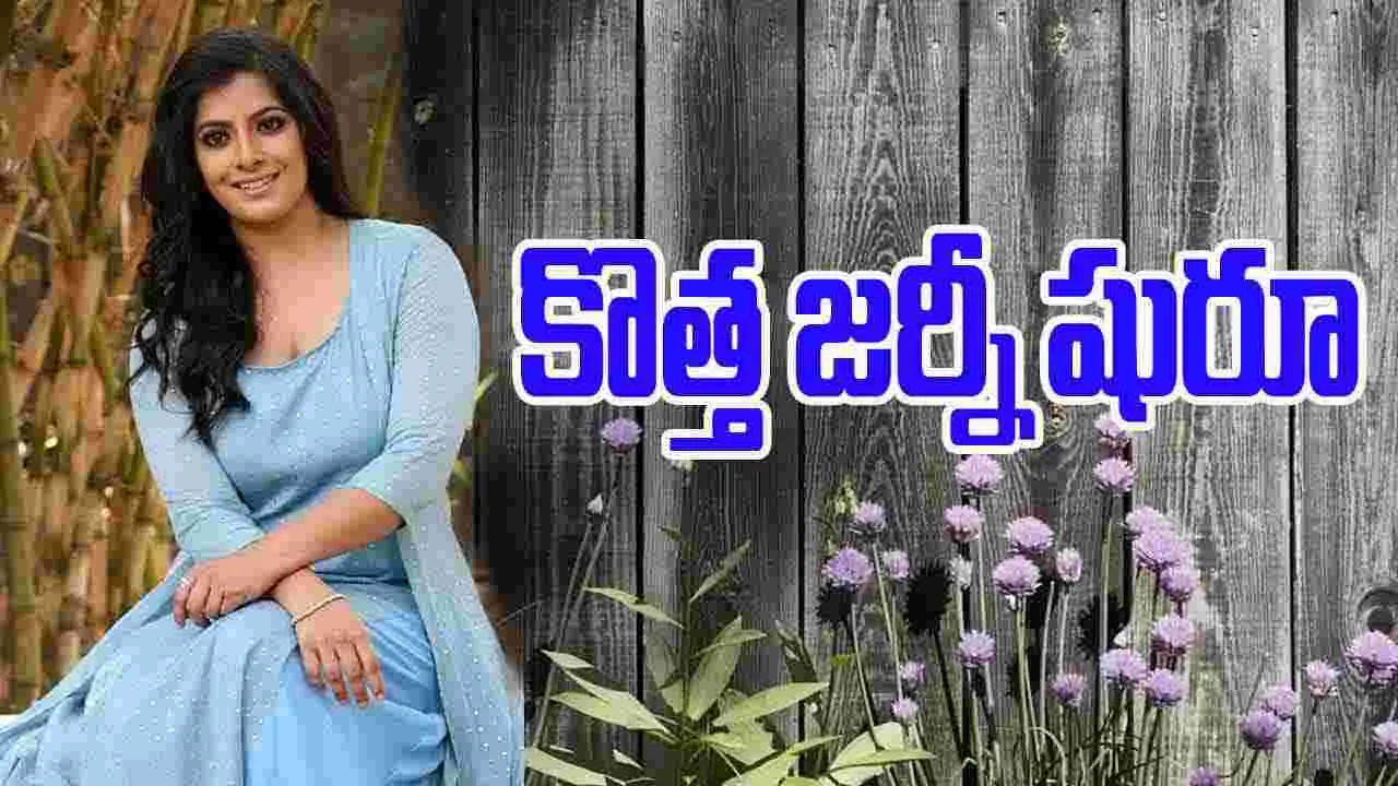 Varalaxmi Sarathkumar:  మెగాఫోన్  పట్టింది..రూట్ మార్చేసింది 