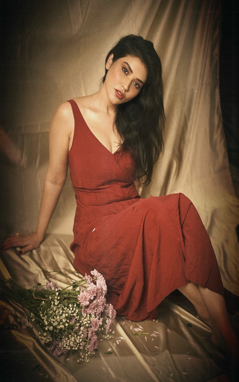 అనంతపురం పిల్ల.. ఎద అందాలతో అల్లాడిస్తుందిగా