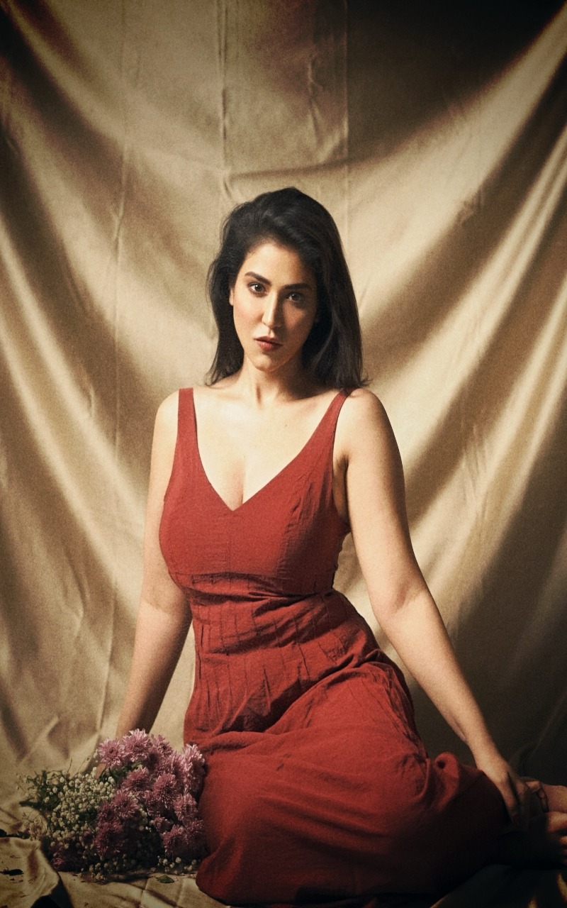 అనంతపురం పిల్ల.. ఎద అందాలతో అల్లాడిస్తుందిగా