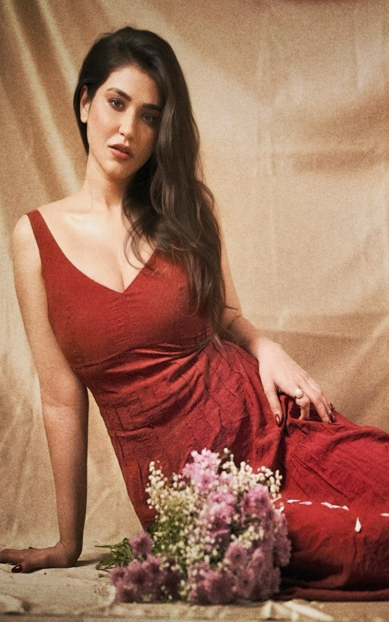 అనంతపురం పిల్ల.. ఎద అందాలతో అల్లాడిస్తుందిగా