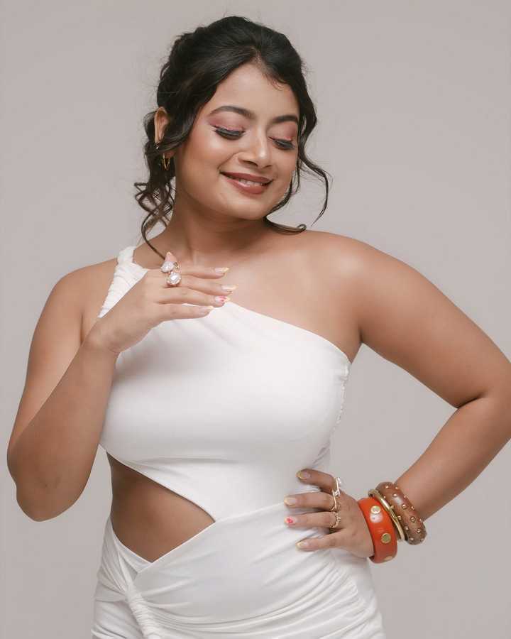 వైట్ డ్రస్‌లో వయ్యారాలు ఒలకబోస్తూ నైనికా.. ఫొటోలు వైరల్