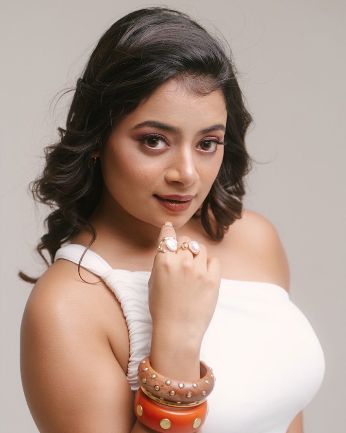 వైట్ డ్రస్‌లో వయ్యారాలు ఒలకబోస్తూ నైనికా.. ఫొటోలు వైరల్