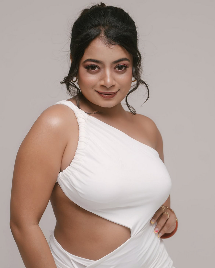 వైట్ డ్రస్‌లో వయ్యారాలు ఒలకబోస్తూ నైనికా.. ఫొటోలు వైరల్
