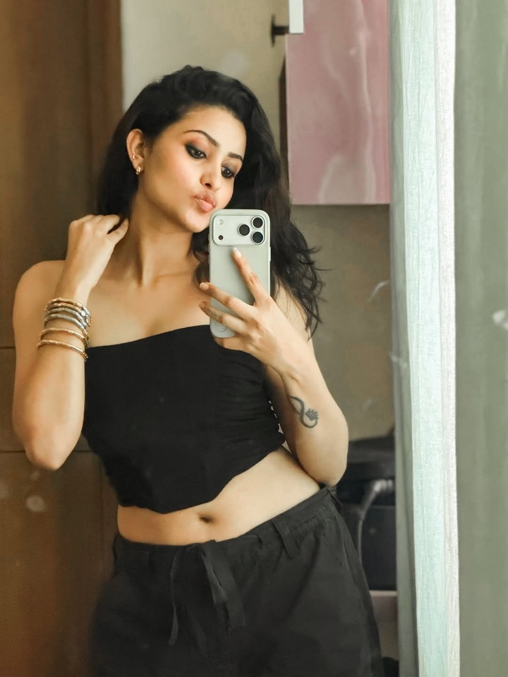 దీపికా పిల్లి హాట్ హాట్ పోజులు.. సోషల్ మీడియాలో సెగలు