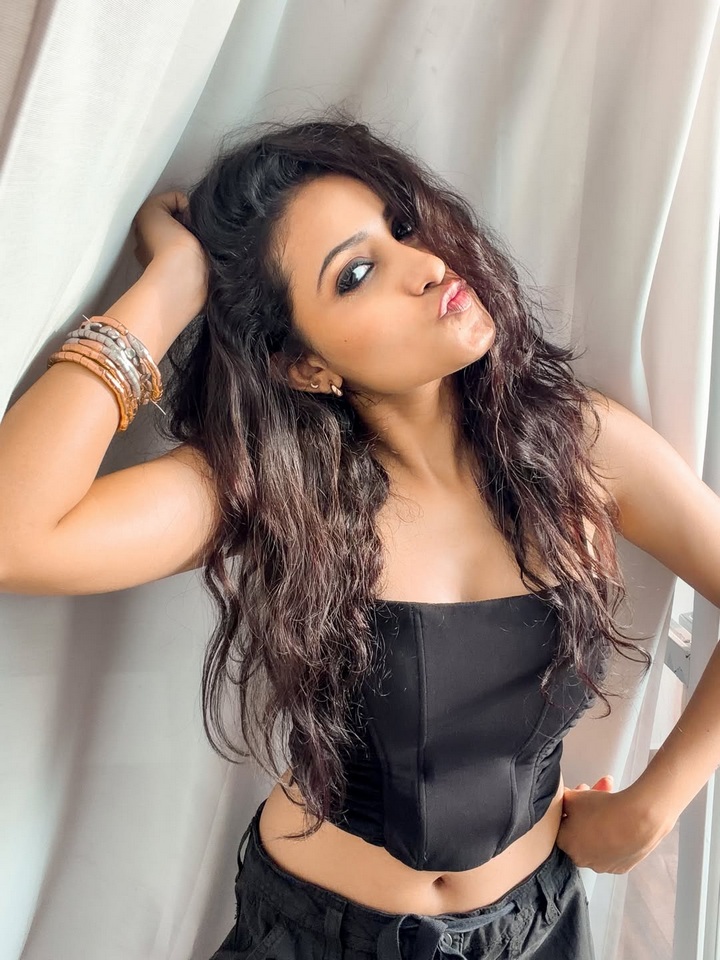 దీపికా పిల్లి హాట్ హాట్ పోజులు.. సోషల్ మీడియాలో సెగలు