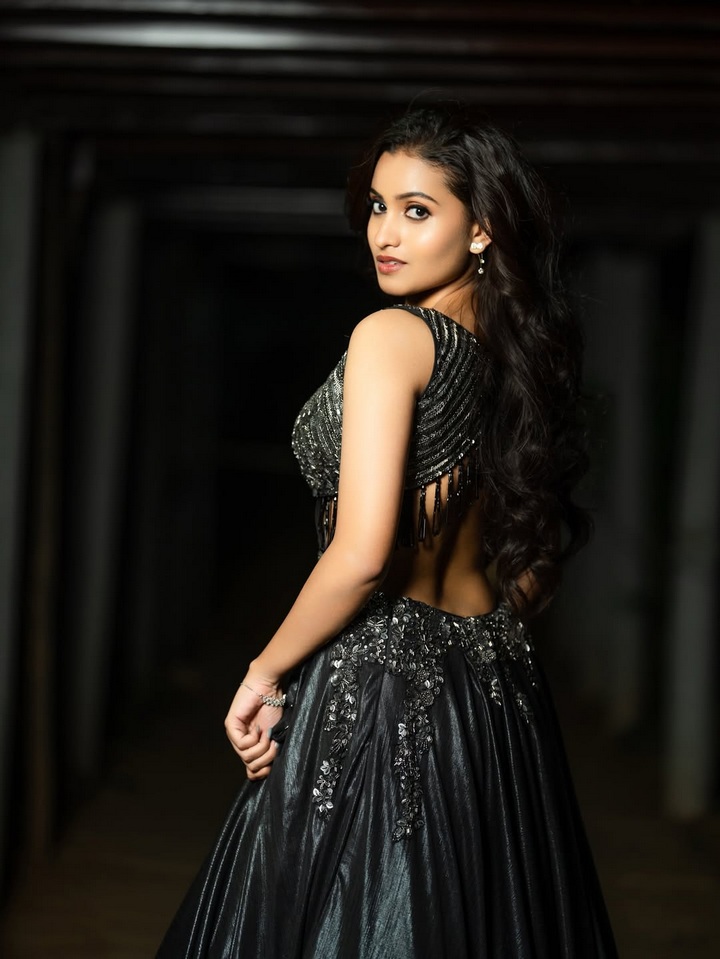 దీపికా పిల్లి హాట్ హాట్ పోజులు.. సోషల్ మీడియాలో సెగలు