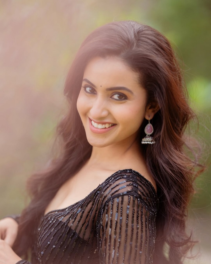 దీపికా పిల్లి హాట్ హాట్ పోజులు.. సోషల్ మీడియాలో సెగలు
