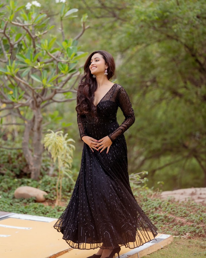 దీపికా పిల్లి హాట్ హాట్ పోజులు.. సోషల్ మీడియాలో సెగలు