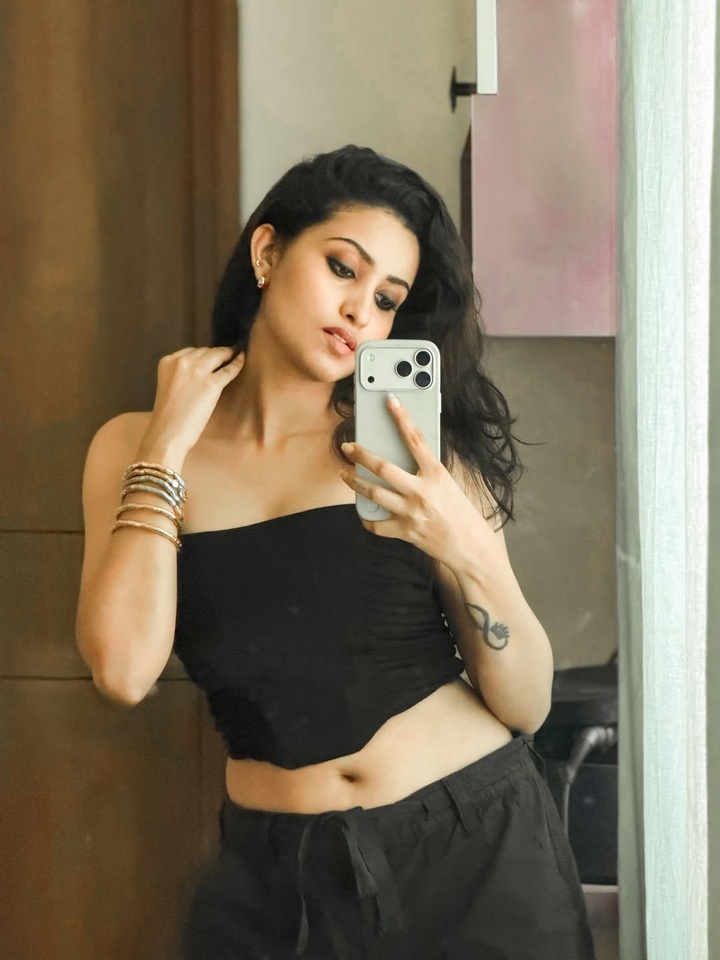దీపికా పిల్లి హాట్ హాట్ పోజులు.. సోషల్ మీడియాలో సెగలు