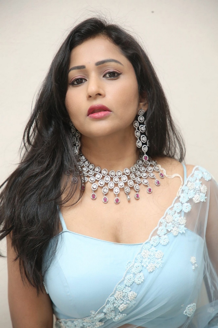 స్కై బ్లూ శారీలో జో శర్మ.. ఫొటోలు చూశారా?