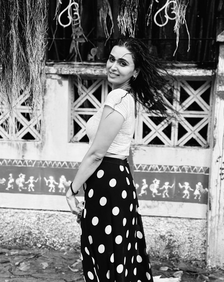 తడి తడి అందాలతో మీనాక్షి దీక్షిత్‌.. ఫొటోలు వైరల్