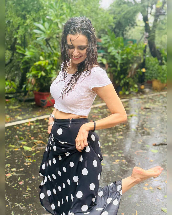 తడి తడి అందాలతో మీనాక్షి దీక్షిత్‌.. ఫొటోలు వైరల్