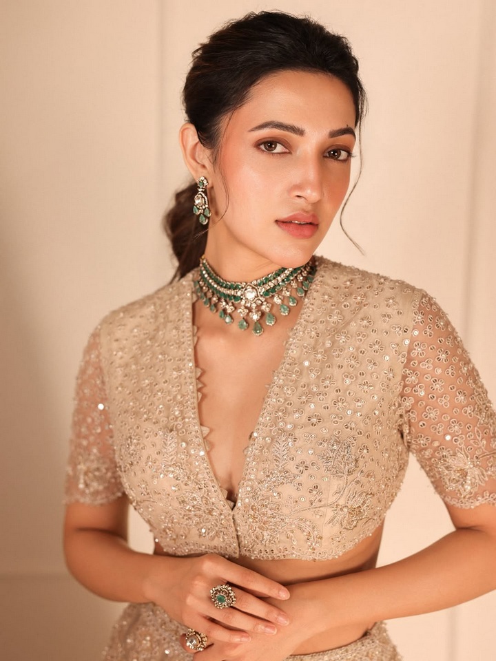 కైపెక్కించే చూపులతో నేహా శెట్టి.. ఫొటోలు వైరల్