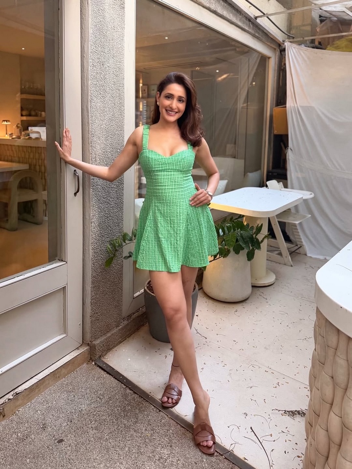 బటన్ విప్పి.. ప్రగ్యా ఏంటీ అరాచకం?