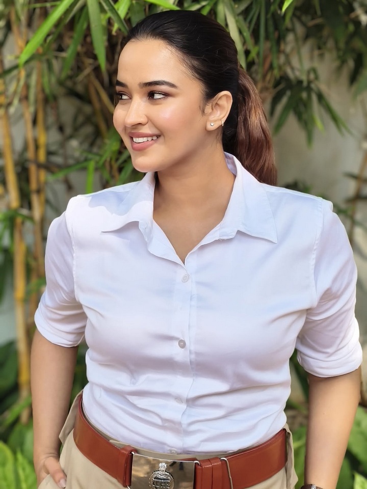 పోలీస్ డ్రస్‌లో పూజిత పొన్నాడ.. ఫొటోలు చూడాల్సిందే