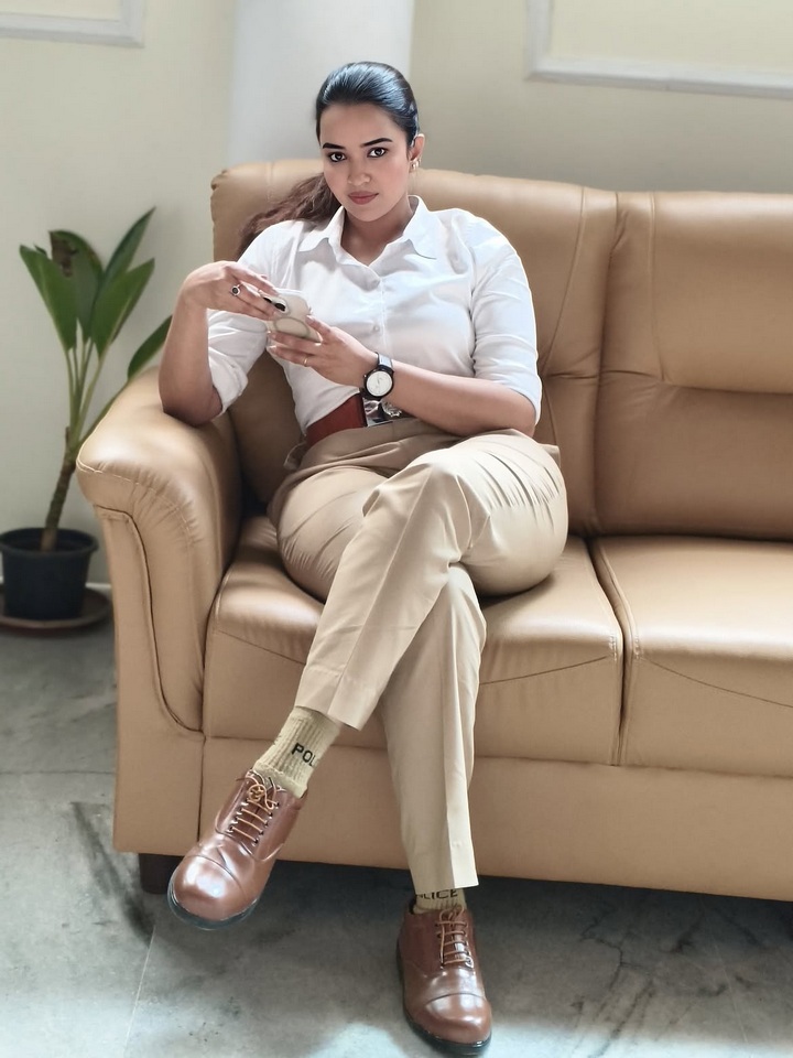 పోలీస్ డ్రస్‌లో పూజిత పొన్నాడ.. ఫొటోలు చూడాల్సిందే