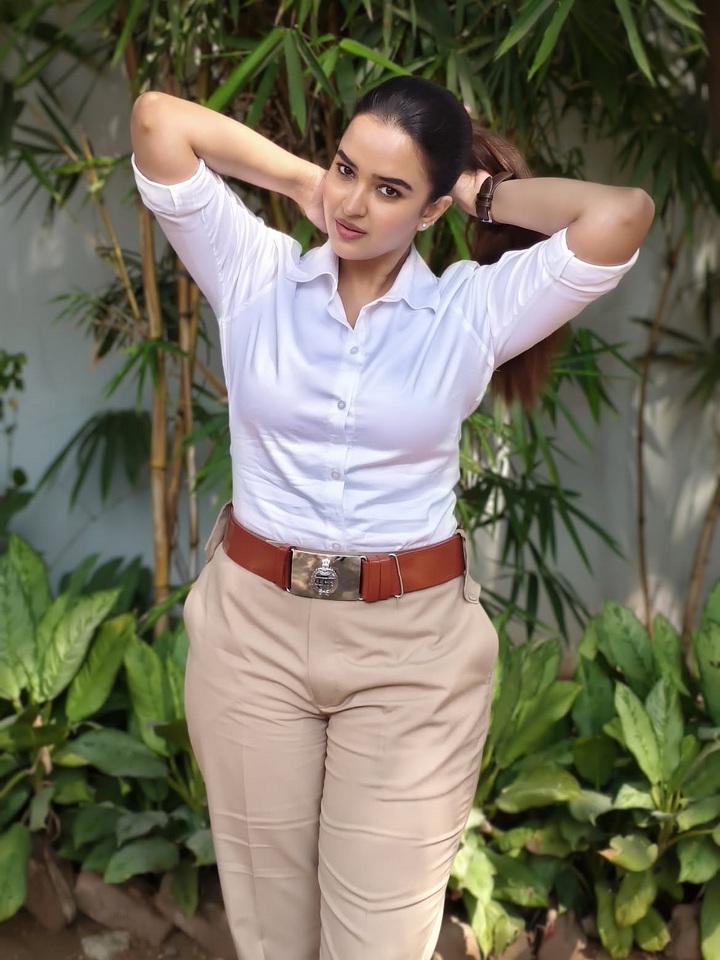 పోలీస్ డ్రస్‌లో పూజిత పొన్నాడ.. ఫొటోలు చూడాల్సిందే