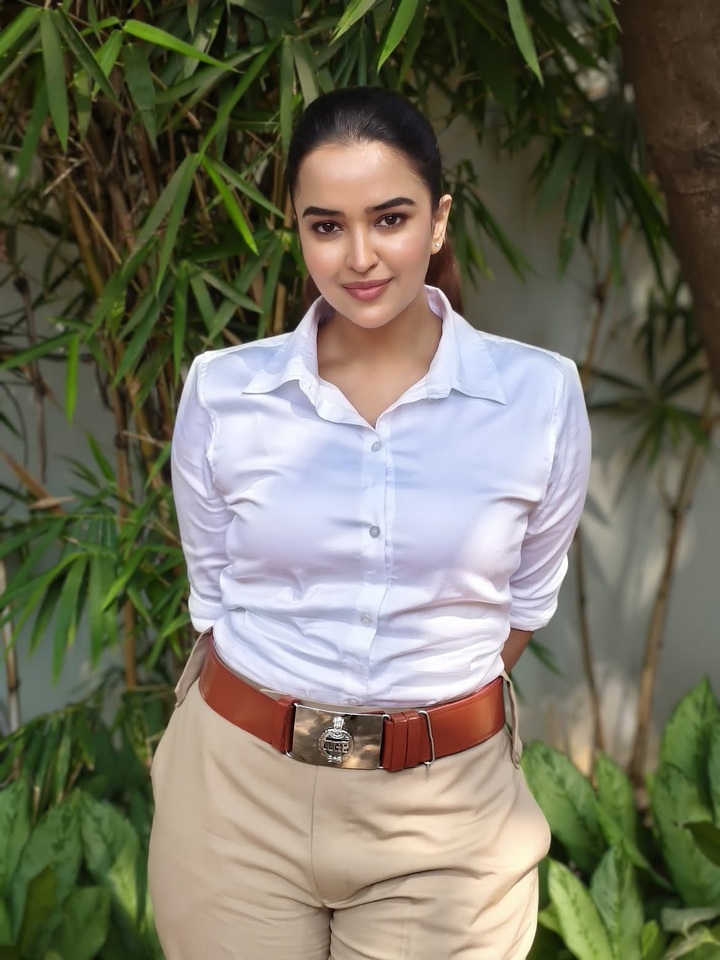 పోలీస్ డ్రస్‌లో పూజిత పొన్నాడ.. ఫొటోలు చూడాల్సిందే