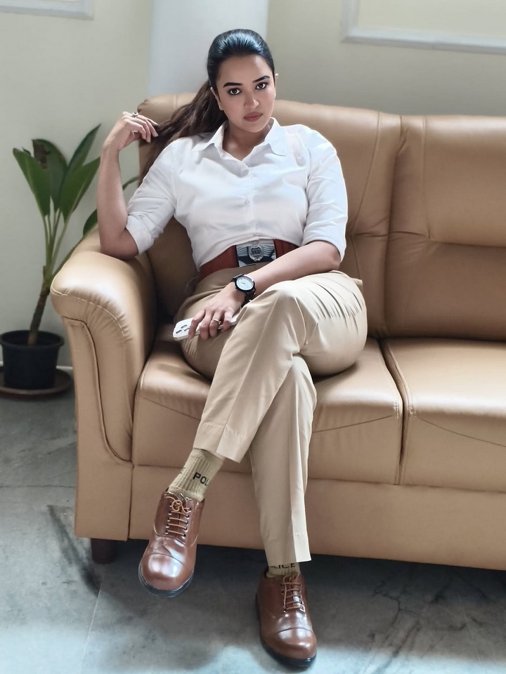పోలీస్ డ్రస్‌లో పూజిత పొన్నాడ.. ఫొటోలు చూడాల్సిందే