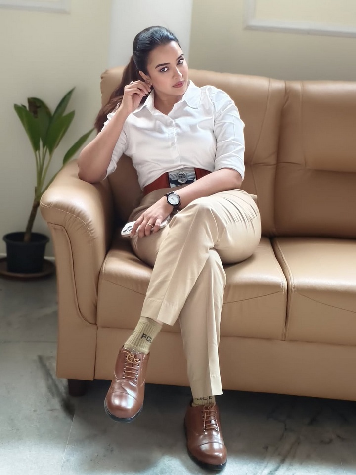 పోలీస్ డ్రస్‌లో పూజిత పొన్నాడ.. ఫొటోలు చూడాల్సిందే