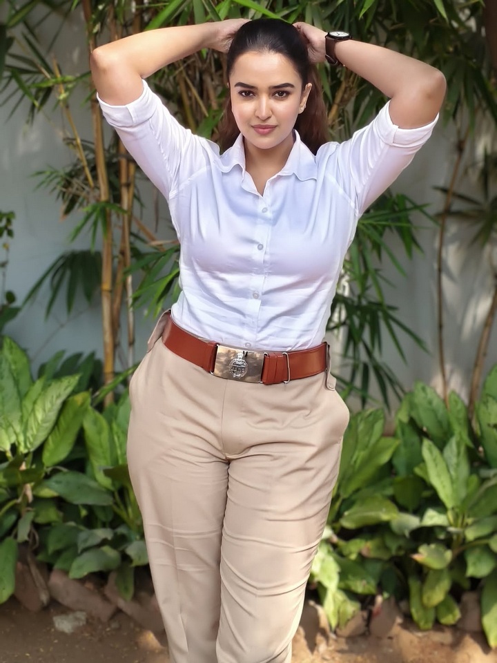 పోలీస్ డ్రస్‌లో పూజిత పొన్నాడ.. ఫొటోలు చూడాల్సిందే