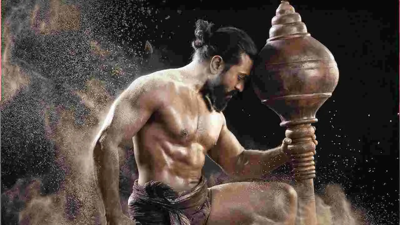 రామ్‌చరణ్‌: సర్జరీ జరిగినా... రెస్ట్‌ తీసుకోకపోవడానికి బలమైన కారణమదే! 