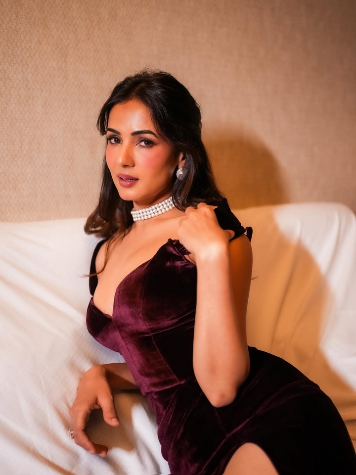క్లివేజ్ షోతో కైపెక్కిస్తోన్న బాలయ్య హీరోయిన్