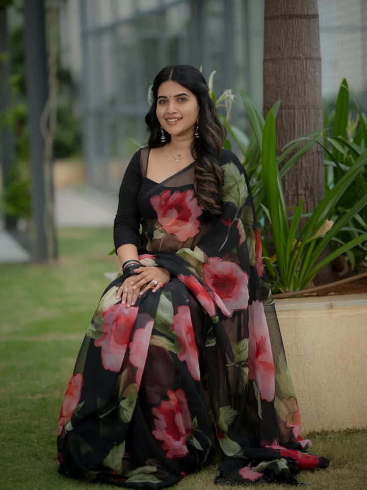 స్రవంతి చొక్కారపు చీరలో ఎంత అందంగా ఉందో.. 