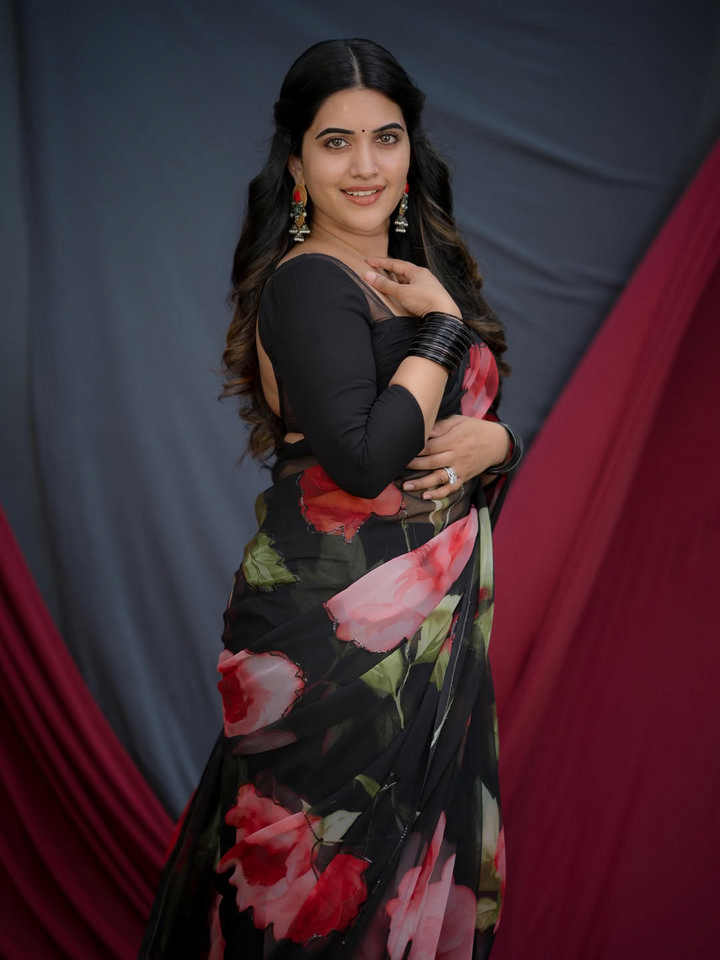 స్రవంతి చొక్కారపు చీరలో ఎంత అందంగా ఉందో.. 
