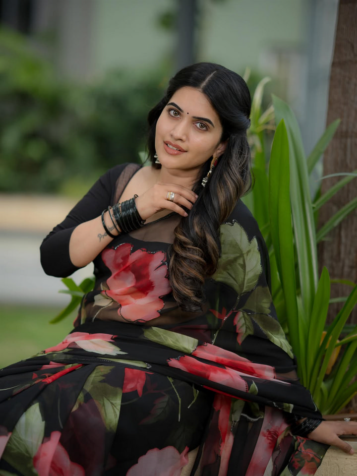స్రవంతి చొక్కారపు చీరలో ఎంత అందంగా ఉందో.. 